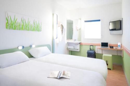 沙斯讷伊迪普瓦图普瓦捷北未来影视城宜必思快捷酒店的酒店客房,配有一张床铺,上面有一本书