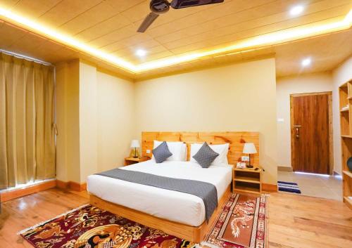 帕罗Shomo Chuki Resort的一间卧室,卧室内配有一张大床