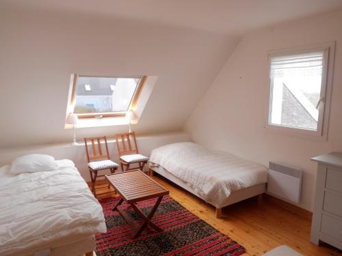 索宗Maison Sauzon, 5 pièces, 6 personnes - FR-1-418-82的一间卧室配有一张床、两把椅子和一个窗户