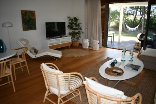 特罗亚Villa Mar的客厅配有桌椅