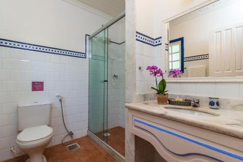 帕拉蒂帕拉提科萨里奥旅馆的浴室配有卫生间、盥洗盆和淋浴。