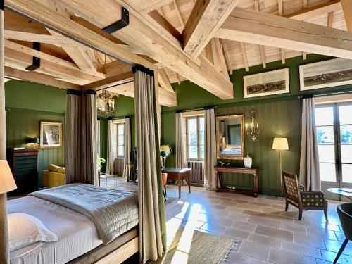阿姆博斯阿邦迪斯城堡酒店的一间拥有绿色墙壁的卧室和一张位于客房内的床