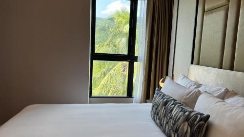 Ban Lum FuangPanora Surin mountain view by EIE.ASSIA的一间卧室设有一张大床和窗户