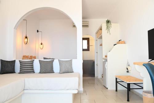 费拉Amerisa Suites & Villa的白色的客厅设有白色的沙发和楼梯