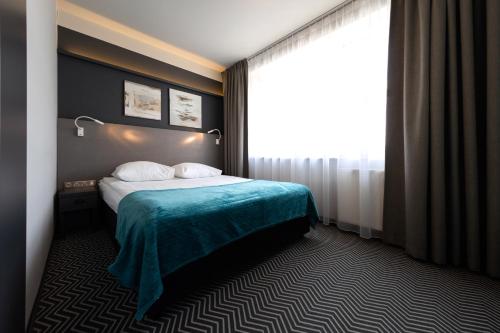 格但斯克住这儿酒店的酒店客房设有一张床和一个大窗户