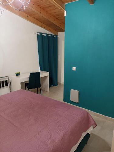 埃费奥纳斯Vita vi的一间卧室配有紫色的床和蓝色的墙壁