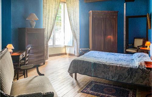 希农帕里利度假别墅的一间卧室配有一张床、一张书桌和一个窗户。