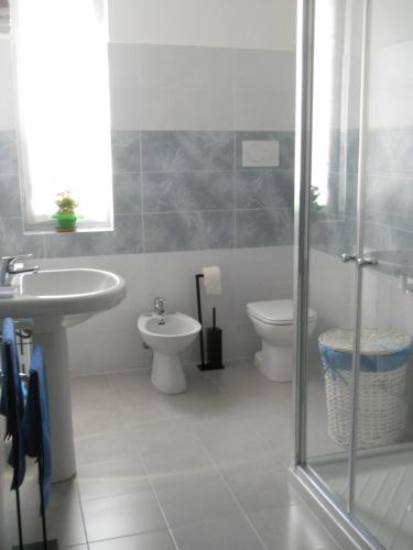 马罗内Appartamento Al Ponte的一间带水槽和卫生间的浴室