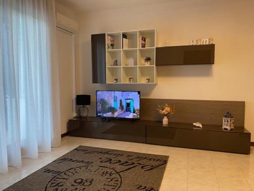 皮亚韦河畔诺文塔Residence Outlet Vivaldi的客厅设有壁挂式平面电视。