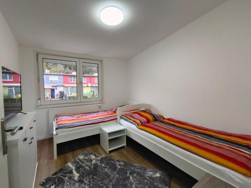 卡普芬贝格City House - up to 8 Persons的带窗户的客房内的两张床