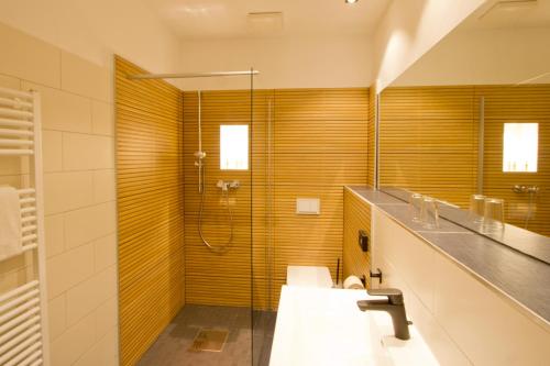施特拉尔松德史威林霍夫酒店的一间带两个盥洗盆和淋浴的浴室
