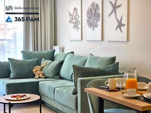 科沃布热格Resort Westin House - 365PAM的客厅配有绿色沙发和桌子