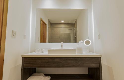 危地马拉Wyndham Garden Guatemala City的一间带水槽和镜子的浴室