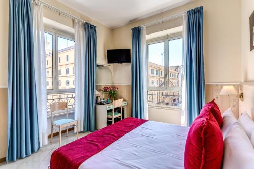 罗马Hotel Ottaviano Augusto的一间卧室设有一张床和一个大窗户