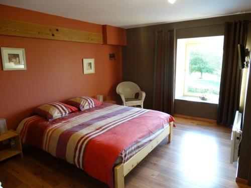 特镇Couleur Campagne的一间卧室设有一张大床和一个窗户。