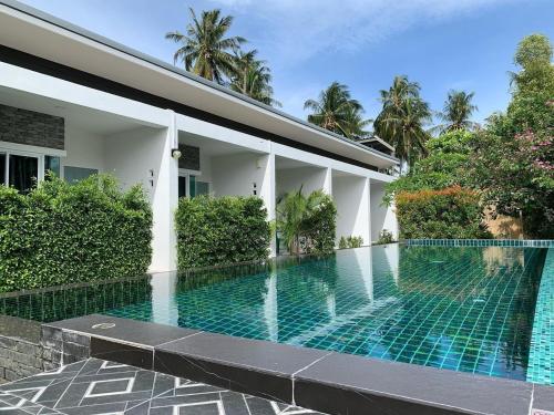 班泰Phangan Hometown Resort - Adults Only的房屋前的游泳池