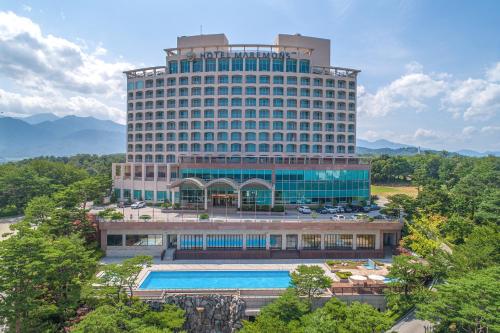 束草市马瑞蒙斯酒店的一座大型建筑,前面设有一个游泳池