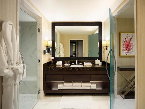 汉诺瓦Live! Casino & Hotel - Baltimore Washington Airport – BWI的一间带水槽和镜子的浴室