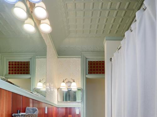 ShamokinShamokin Bed and Breakfast的一间设有镜子和窗帘的天花板的客房