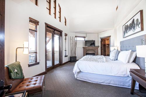 帕克城Hyatt at the Canyons by Lespri Management的卧室配有白色的床和壁炉