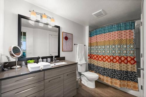 盐湖城Urban Oasis in the Center of SLC的一间带卫生间和淋浴帘的浴室