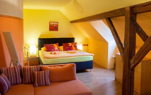 Netolice里加塔内托利采酒店的一间卧室配有一张床和一个沙发