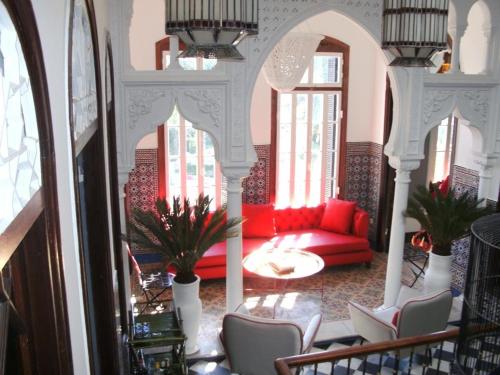 丹吉尔SUMMER HOUSE TANGER的客厅配有红色的沙发和椅子