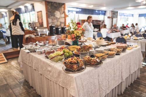 圣马丁德洛斯巴塔哥尼亚广场酒店的餐厅的自助餐,包括食物