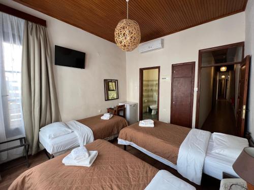 罗希姆诺雷斯蒙旅馆的酒店客房设有两张床和吊灯。