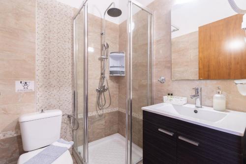 新马尔马拉斯Star Paradise Hotel的带淋浴、卫生间和盥洗盆的浴室