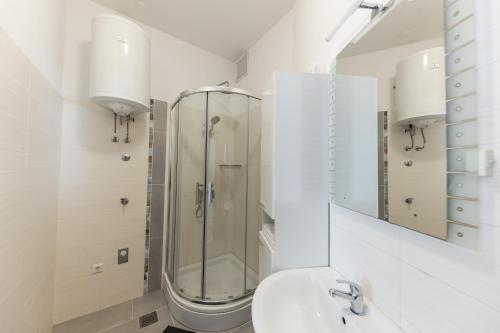 斯普利特Apartment Sergio的带淋浴和盥洗盆的白色浴室