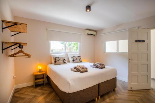 简蒂埃尔PUUR! appartementen Curaçao的一间卧室设有一张大床和一个窗户。