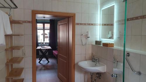 巴德马斯考Der grüne Fürst Ferienwohnung Appartement 1的一间带水槽和镜子的浴室