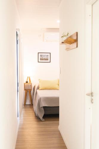 布拉加多LA CALMA - Eco Lodge Rural的一间白色客房内的床铺卧室