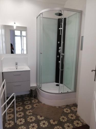 普拉德莫洛拉普雷斯特Studio tout confort dans le centre historique的一间带玻璃淋浴和水槽的浴室