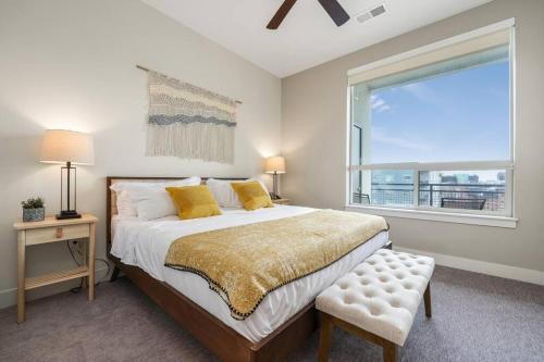 盐湖城King BD - City View - Downtown Walking Paradise的一间卧室设有一张大床和一个窗户。