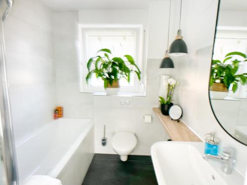纽伦堡M-Style 01 Apartment mit Terrasse und Gasgrill, 24h Self-Check-In, Free Parking, Netflix的带浴缸、卫生间和盥洗盆的浴室