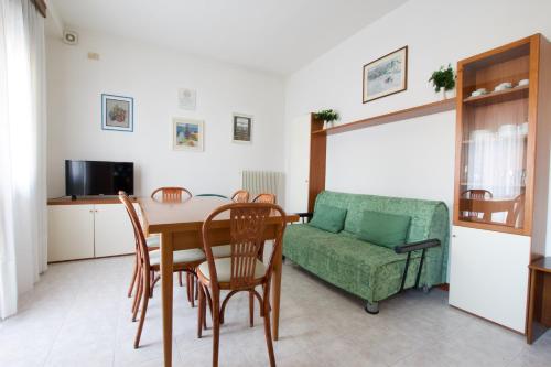 利多迪耶索罗Residence Madrid的客厅配有桌椅和沙发