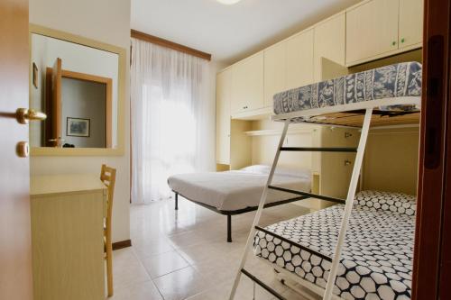 利多迪耶索罗Residence Madrid的小型客房配有双层床和1张床。