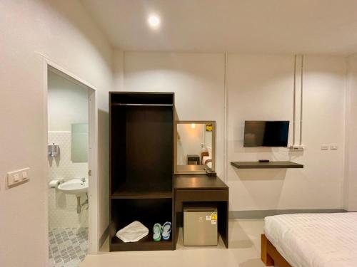 清莱บ้านกาญจน์ เชียงราย Baan Kan Chiang Rai的一间带床和水槽的小浴室
