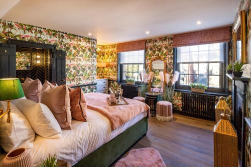 马洛The Palm Retreat Marlow的一间卧室配有一张大床和花卉壁纸