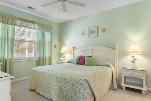 默特尔比奇NEW! Gated Community, Pools, Gym, Beach @ Ocean Keyes #1721的一间卧室设有一张带绿色墙壁和窗户的床。
