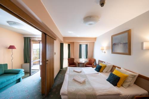 克拉科夫瑟斯亚酒店的酒店客房设有一张大床和一间客厅。
