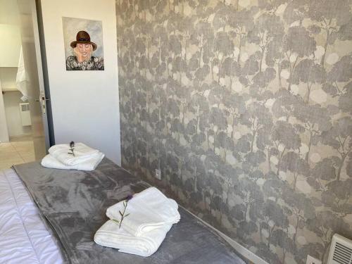 Montbrun-des-CorbièresNeuve Romantique的一间设有床铺和毛巾的房间