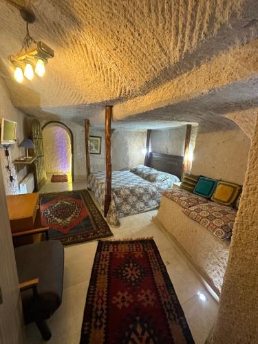 乌奇希萨尔Uchisar Cave House的一个小房子里卧室的空中景色