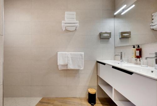科利尤尔Les Appartements de Collioure的白色的浴室设有水槽和镜子