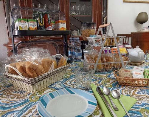 圣安蒂奥科B&B Belvedere的一张桌子,上面有面包篮子和盘子
