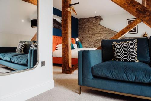 德弗尔斯布里奇The Hafod的一间卧室配有蓝色椅子和一张床