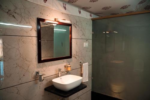 PāliJawai Empire Resort by Premier Hotels的一间带水槽和镜子的浴室