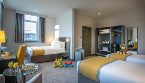 科克科克市尚登马德龙酒店的酒店客房带两张床和儿童卧室